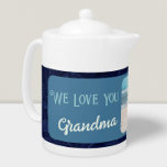 Chic personnalisé Texte photo grand-mère cadeau bl<br><div class="desc">Profitez de votre thé du matin avec style avec notre Chic Personnalisé Photo Text Tea Pot. Cette théière est une façon parfaite d'ajouter une touche personnelle à votre routine de thé, avec un côté avant personnalisé avec votre photo et texte. Le design floral vintage offre une belle toile de fond...</div>