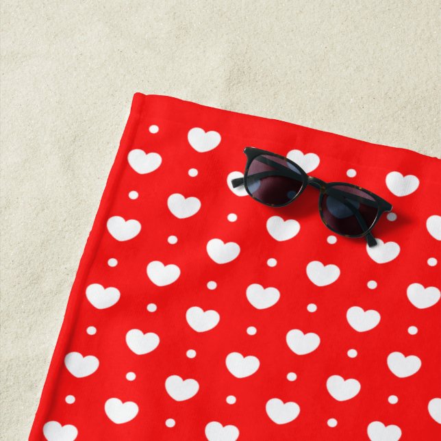 Chic Red White Hearts Motif Family Beach Serviette (En situation)