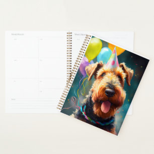 Chien Airedale avec casquette d'anniversaire et ba