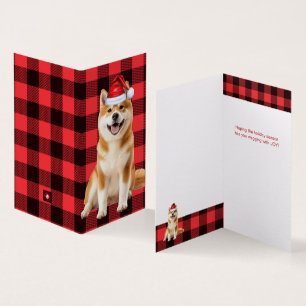 Chien Akita de Noël avec carreau de buffle rouge d
