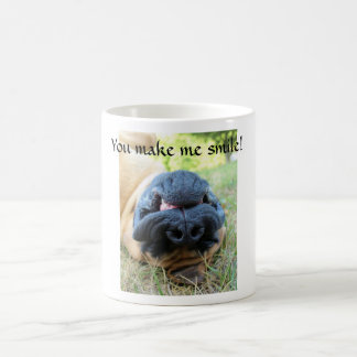 Chien anglais de mastiff souriant - tasse