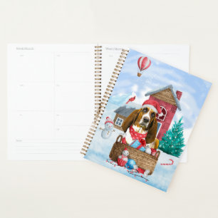 Chien Basset Hound dans la maison de Noël enneigée