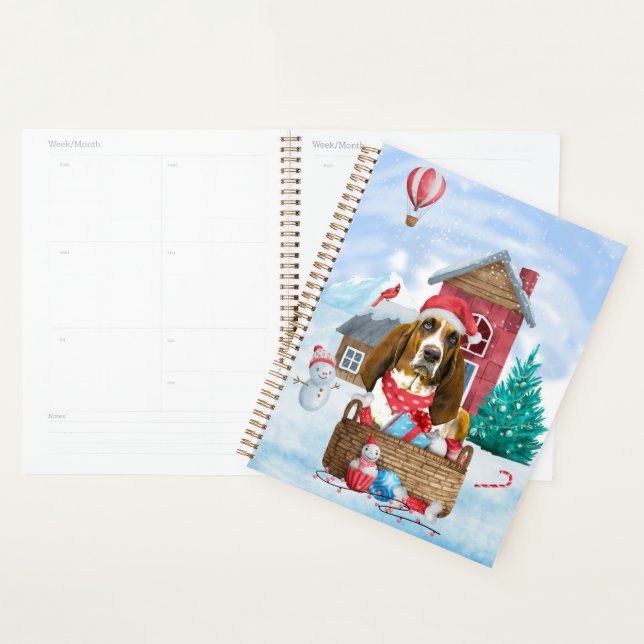 Chien Basset Hound dans la maison de Noël enneigée (Devant avec enveloppe)
