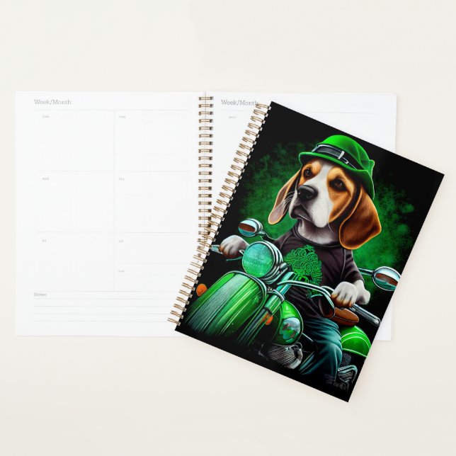 Chien Beagle conduisant un vélo pour la Saint-Patr (Devant avec enveloppe)