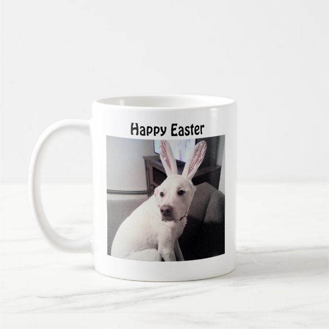 Chien blanc mignon portant du lapin de Pâques Mug (Gauche)
