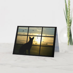 Chien dans la carte de sympathie du chien de fenêt