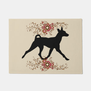 Chien de Basenji et tapis de porte floral