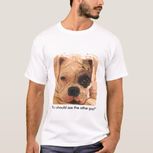 Chien de boxeur avec le T-shirt de peinture d'oeil