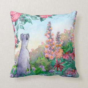 Chien de lévrier dans un coussin de jardin