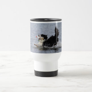 Chien drôle dans l'eau, tasse personnalisable