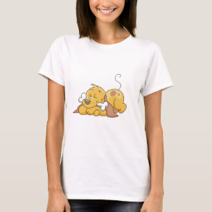 Chien heureux avec des T-shirts et des cadeaux