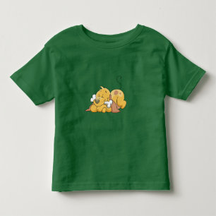 Chien heureux avec des T-shirts et des cadeaux