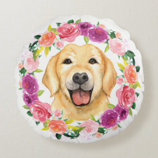 Chien jaune de laboratoire avec le coussin floral