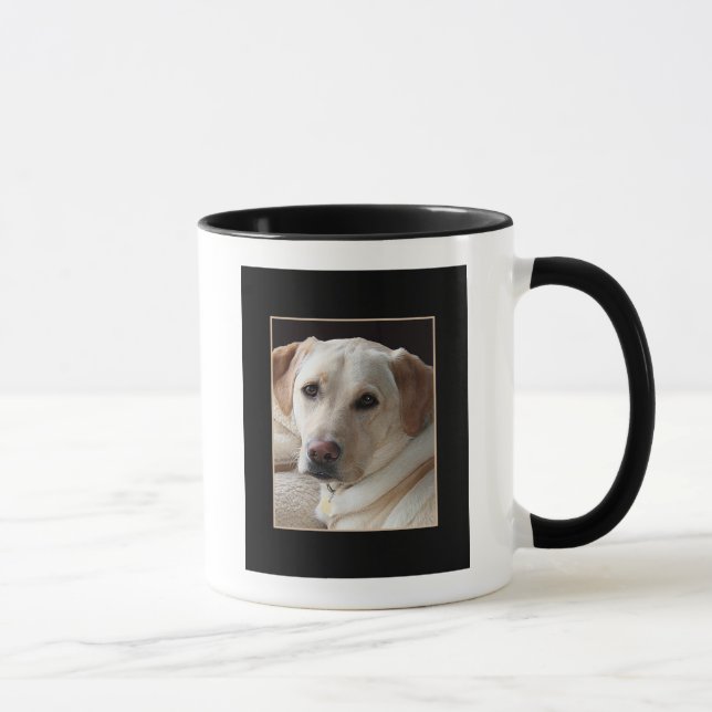 Chien jaune de labrador retriever sur la tasse en (Droite)
