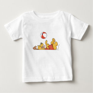 Chien jouant avec des T-shirts et des cadeaux de
