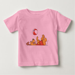 Chien jouant avec des T-shirts et des cadeaux de
