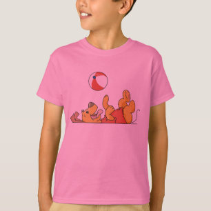 Chien jouant avec des T-shirts et des cadeaux de