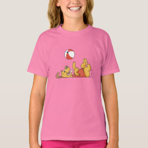 Chien jouant avec des T-shirts et des cadeaux de