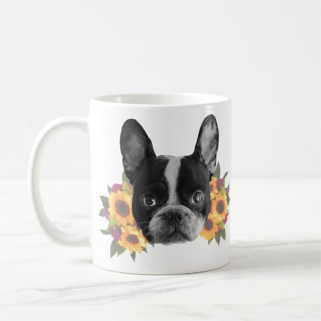 Chien-taureau français avec Mug de café aux fleurs (Gauche)
