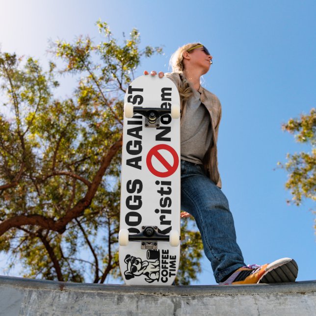 Chiens Contre Kristi Noem Skateboard (Extérieur 1)