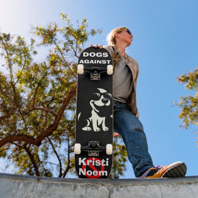 Chiens Contre Kristi Noem Skateboard (Extérieur 1)