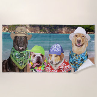Chiens drôles sur la serviette de plage de plage