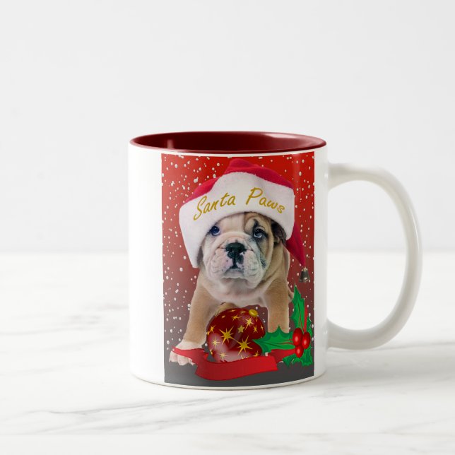 Chiot anglais de bouledogue dans des tasses de (Droit)