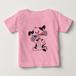 Chiot avec le T-shirts et les cadeaux de journal