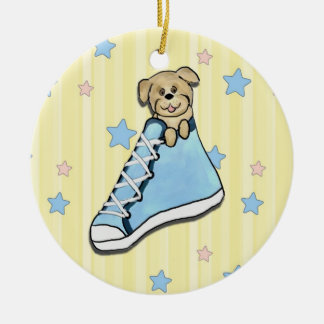 Chiot dans un ornement bleu de chaussure