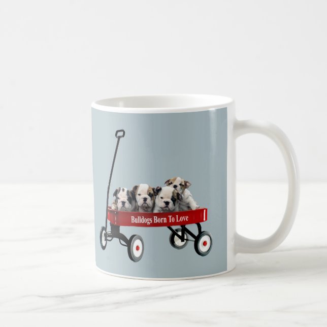 Chiots de bouledogue dans la tasse de chariot (Droite)