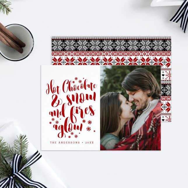 Chocolat chaud et neige Conception de vacances con (Hot chocolate and snow and fires aglow holiday photo card)