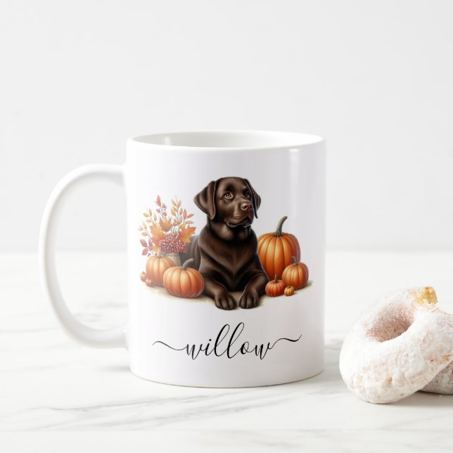 Chocolat Labrador Fall Mug avec nom personnalisé (Avec donut)