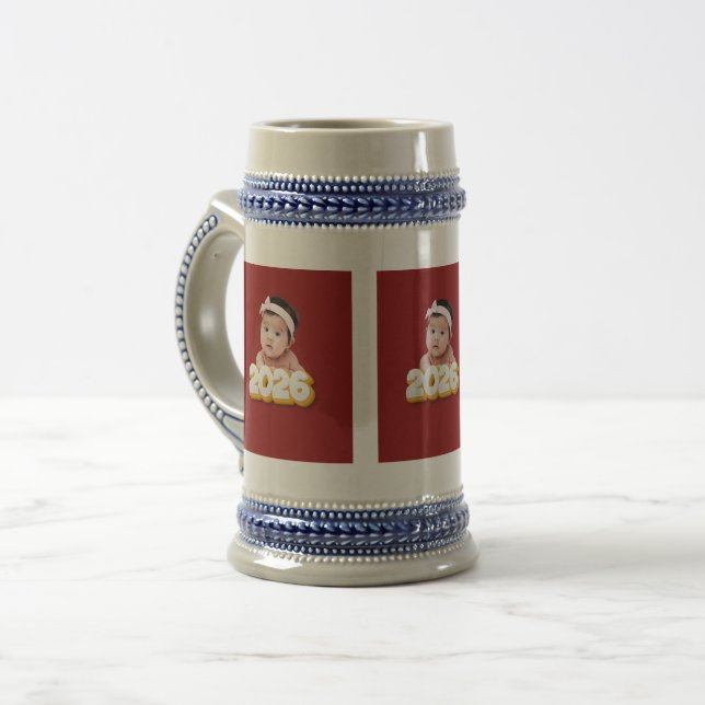 Chope À Bière « Bienvenue bébé 2026 » (Devant gauche)