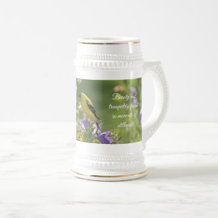 Chope À Bière Chardonneret sur une fleur de Campanule à feuilles