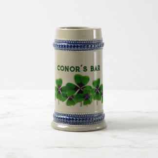 Chope À Bière Clover à quatre feuilles de bar irlandais personna