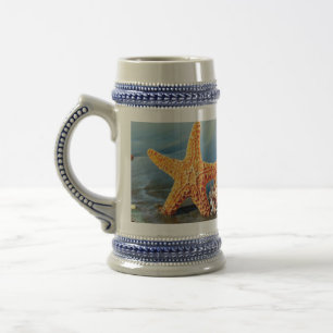 Chope À Bière Coquillages marins et étoiles de mer sur la plage