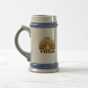 Chope À Bière Drôle petite girafe faisant du yoga. drôles de yog