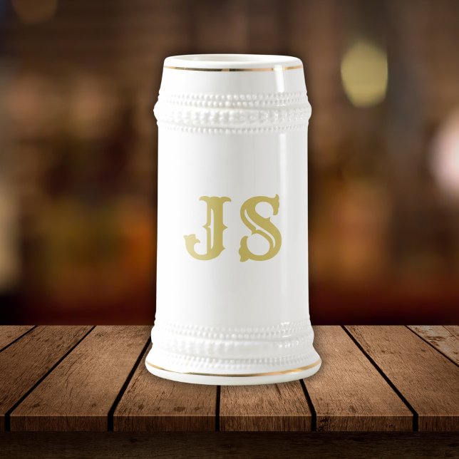 Chope À Bière Élégant Monogramme blanc et or (Elegant White and Gold Monogram Beer Stein)