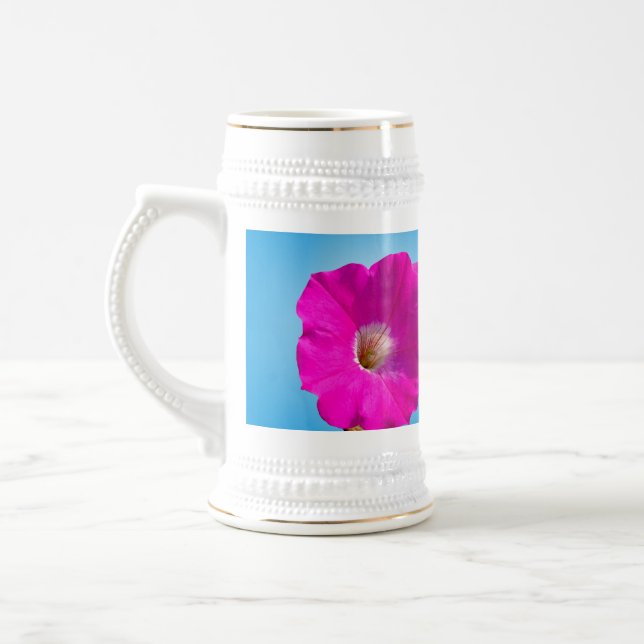 Chope À Bière fleur de pétunia rose sur fond bleu. (Gauche)