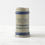 Chope À Bière Groomsmen Classique Personnalisé Bière Stein<br><div class="desc">Un stein de bière classique pour vos groomsmen. Ajoutez leurs initiales et la date de votre mariage.</div>