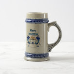 Chope À Bière Hanoukka Dancing Dreidels et Jelly Doughnut<br><div class="desc">Vous regardez The Lee Hiller Photography Art and Designs Collection of Home and Office Decor, Apparel, Gifts and Objets de collection. Les designs incluent Lee Hiller Photography et Mixed Media Art numérique Collection. Vous pouvez voir sa photographie de Nature sur http://HikeOurPlanet.com/ et suivre son blog randonnée dans le Parc National...</div>