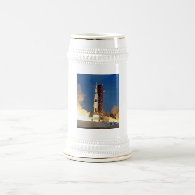 Chope À Bière La Terre tremble tandis que Saturn V embrase le ci (Centre)