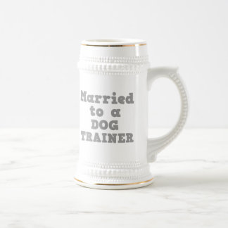 CHOPE À BIÈRE MARIÉ À UN FORMATEUR DE CHIENS