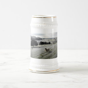 Chope À Bière Moutons dans une vallée gelée
