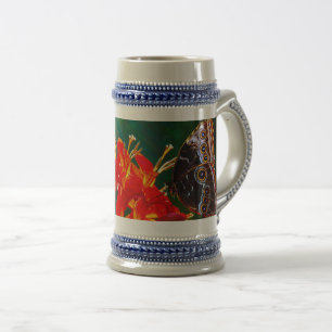 Chope À Bière Papillon morpho bleu sur fleurs de Crocosmia Lucif