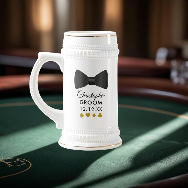 Chope à bière pour le nom du marié en smoking pour (It’s perfect for a classy bachelor night with a casino twist. Raise a toast to the groom-to-be!)