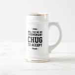 Chope À Bière Proposition de Groomsman Chug pour accepter Mariag<br><div class="desc">Commencez la célébration mariage avec style avec une proposition de marionnettiste personnalisée amusante bière stein. Design propose des noms de typographie moderne et design, et une demande personnalisable avec la mention "Serez-vous mon groomsman? Acceptez". Tout le texte est simple à customiser ou à supprimer. Ces tasses à bière uniques et...</div>