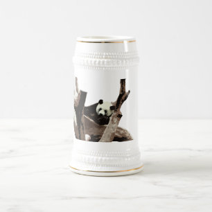 Chope À Bière Un panda géant relaxant sur des branches d'arbres