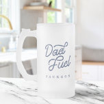 Chope Givrée Cadeau pour papa | Stylish Papa Carburant Cadeau p<br><div class="desc">Une tasse personnalisée parfaite pour la boisson préférée de votre père. La tasse de bière en verre dépoli est dotée de "Dad Fuel" dans une typographie stylée,  audacieuse et rustique en écriture bleu marine. Personnalisez avec le nom de votre père.</div>