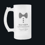 Chope Givrée Fun Groomsman Cravate noire Tuxedo Frosted Beer Mu<br><div class="desc">Cette tasse de bière gelée amusante est conçue comme un cadeau ou une faveur pour vos groomsmen. Il présente une image d'une cravate arc-en-ciel noire avec trois boutons, ressemblant à un smoking. Le texte dit "Groomsman" et a une place pour son nom, les noms du couple et la date du...</div>